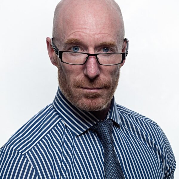 Jaka muszka do beżowego garnituru