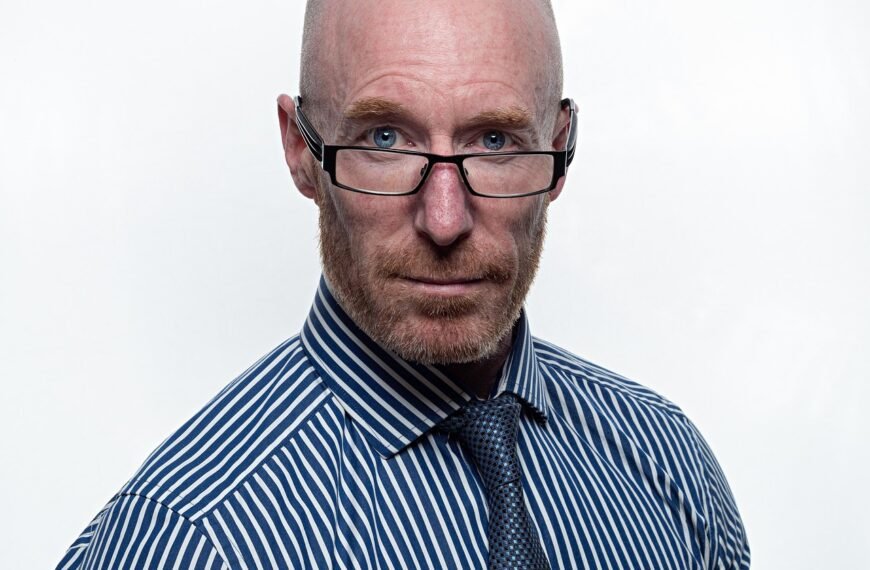 Jaka muszka do beżowego garnituru