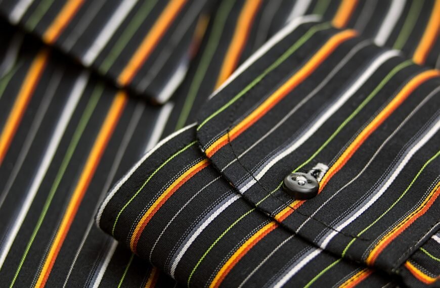 Jaka muszka do granatowego garnituru