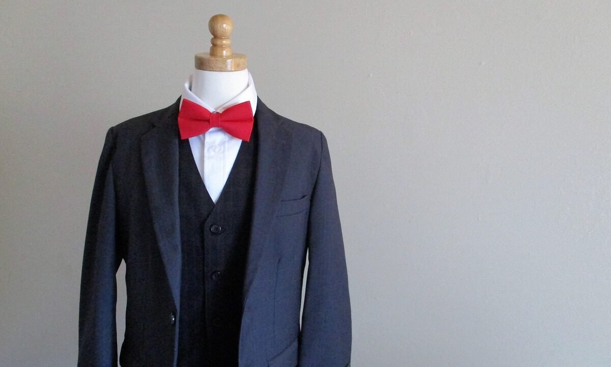 Jaka muszka do białej koszuli